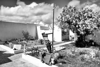 38 – Lampedusa. Dans le cimetière de Lampedusa une place est réservée aux réfugiés morts en mer. De petites croix en bois de navires marquent les emplacements. Triste épilogue à cette quête d’une vie meilleure.